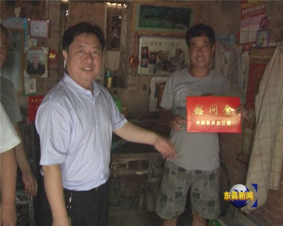王振江到斗虎屯镇走访慰问困难党员