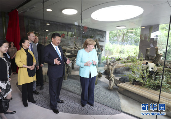 习近平同德国总理默克尔共同出席柏林动物园大熊猫馆开馆仪式