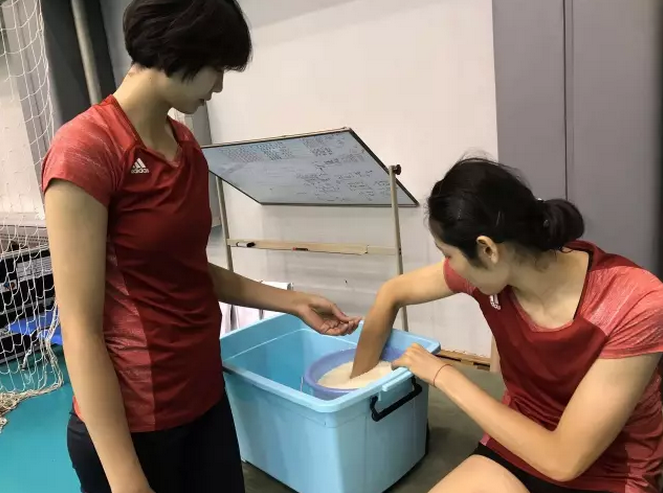 郎平回国就给朱婷特训 师徒两人开心互动
