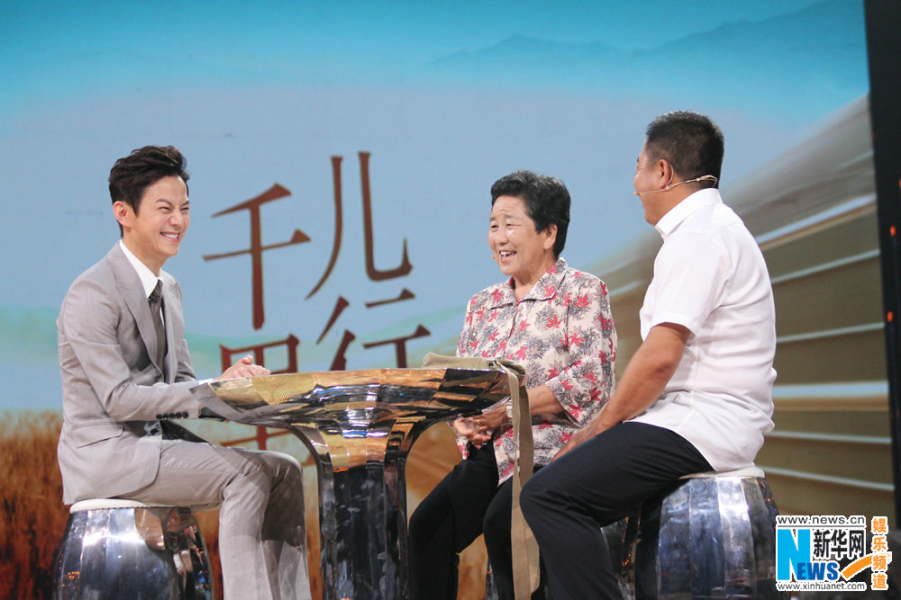 何炅主持《儿行千里》节目欢笑与感动并存