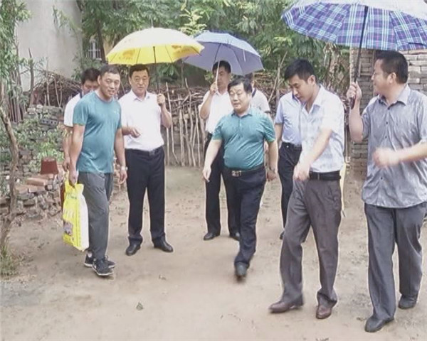 区广电中心走访慰问双联共建村贫困群众