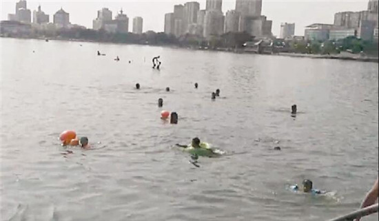 警告：东昌湖水深几许 下湖野游要不得