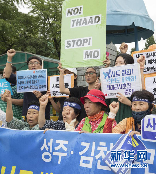 特写：“‘萨德’保护不了韩国，立即停止部署！”——韩国民众抗议继续部署“萨德”剩余装备