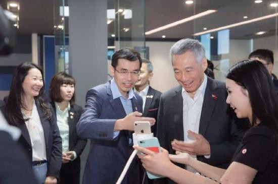 自嘲新加坡人乡巴佬的李显龙到中关村体验了回"刷脸"技术