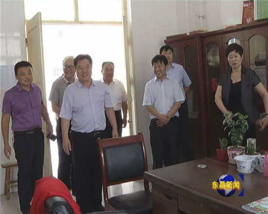 王振江到东昌实验小学开展教师节慰问活动