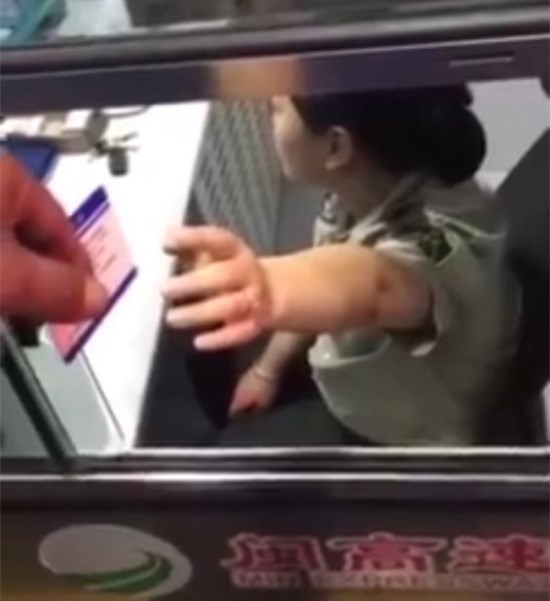 货车司机捉弄辱骂高速女收费员 道歉称只是开玩笑