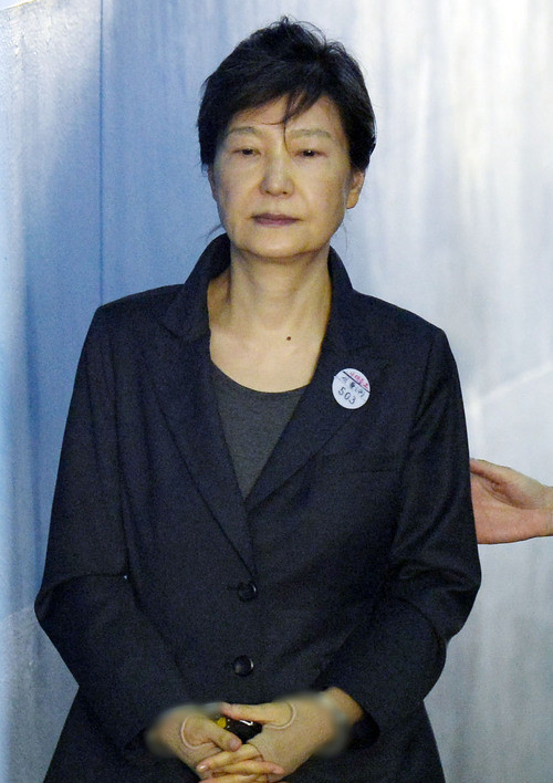 朴槿惠狱中被逼“自行退党” 法庭上脸色异常难看