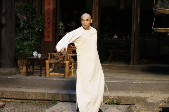 图为:赵文卓正在拍摄武打戏份。 张勇 摄 图为:赵文卓正在拍摄武打戏份。 张勇 摄