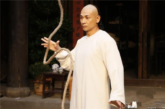 图为:赵文卓正在拍摄武打戏份。 张勇 摄 图为:赵文卓正在拍摄武打戏份。 张勇 摄