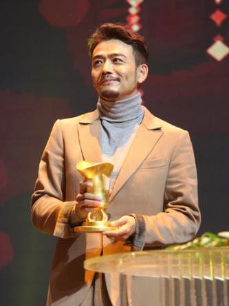 杨烁获得“人气实力演员”称号 杨烁获得“人气实力演员”称号
