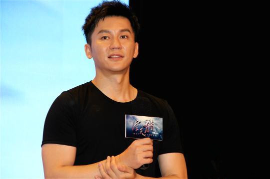 李晨现身成都谈《战狼》：希望国产电影都能越来越好