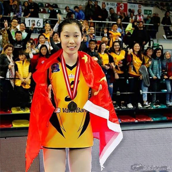 中国骄傲！朱婷身披国旗登上领奖台