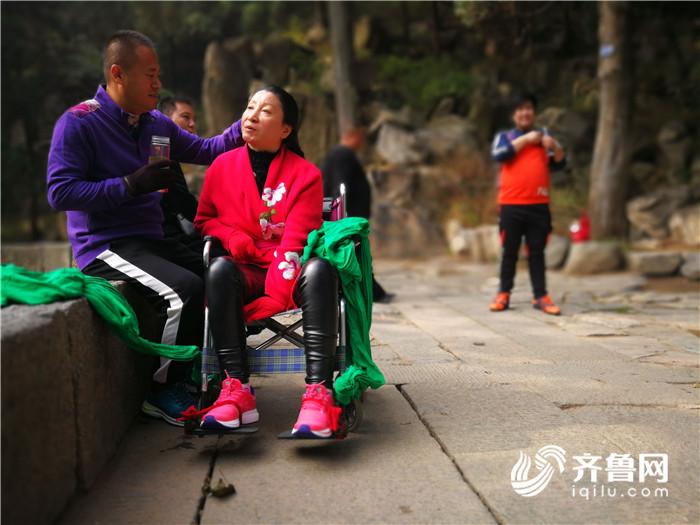 陪伴是最长情的告白！聊城男子背瘫痪妻子8小时爬上泰山