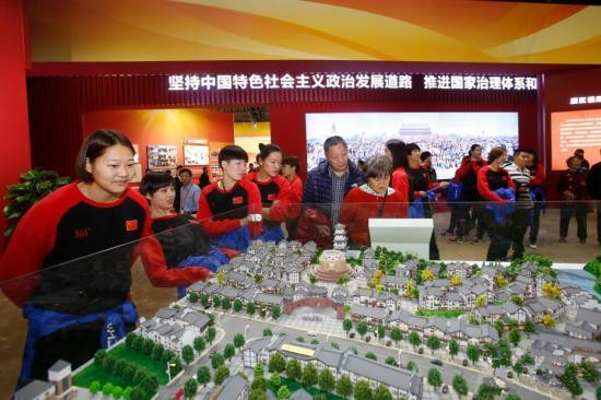 中国体坛名将参观“砥砺奋进的五年”成就展