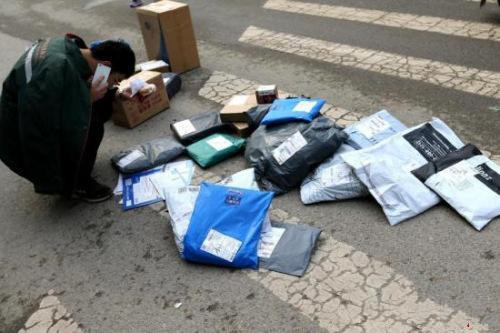 资料图:快递员在打电话联系收快递者。<a target='_blank' href='http://www.chinanews.com/'>中新社</a>记者 张远 摄 资料图:快递员在打电话联系收快递者。<a target='_blank' href='http://www.chinanews.com/'>中新社</a>记者 张远 摄