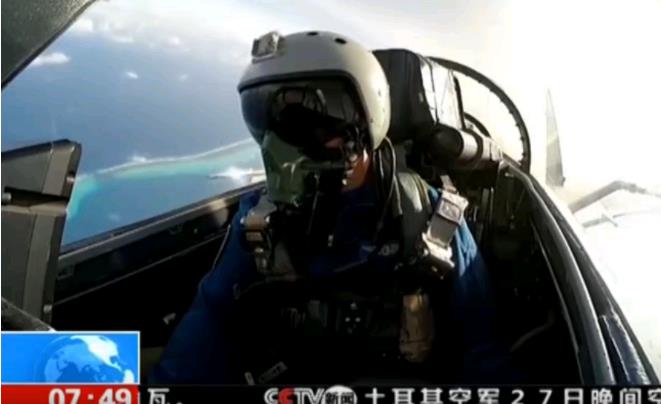 空军歼11B战机降落南海岛礁机场 演练昼夜空战