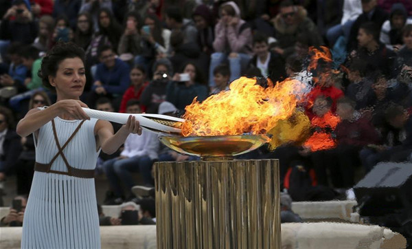 平昌冬奥会圣火交接仪式在雅典举行，圣火将在韩国开启为期100天的传递
