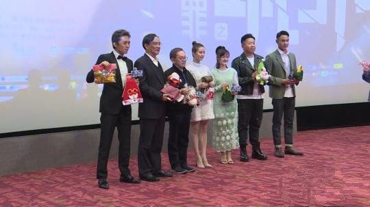 邓超新片首映礼获赠膏药：与阮经天肉搏打戏激烈致道具变形