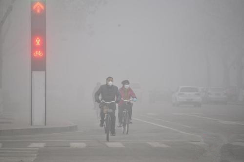 2016年2月12日,山东多地遭遇雾霾天气。市民在大雾笼罩下的山东省聊城市街头骑行。 图片来源:视觉中国 2016年2月12日,山东多地遭遇雾霾天气。市民在大雾笼罩下的山东省聊城市街头骑行。 图片来源:视觉中国