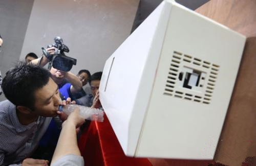 图为南京一家科研单位研发的空气净化器。<a target='_blank' href='http://www.chinanews.com/'>中新社</a>发 泱波 摄 图为南京一家科研单位研发的空气净化器。<a target='_blank' href='http://www.chinanews.com/'>中新社</a>发 泱波 摄