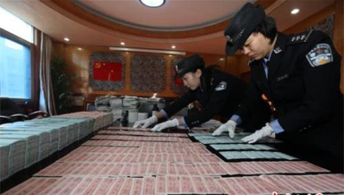 资料图:警方正在清点假火车票以及单据等。 胡金力 摄 资料图:警方正在清点假火车票以及单据等。 胡金力 摄
