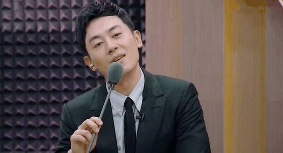 他不仅仅是行走的荷尔蒙 还用声音折服了很多人
