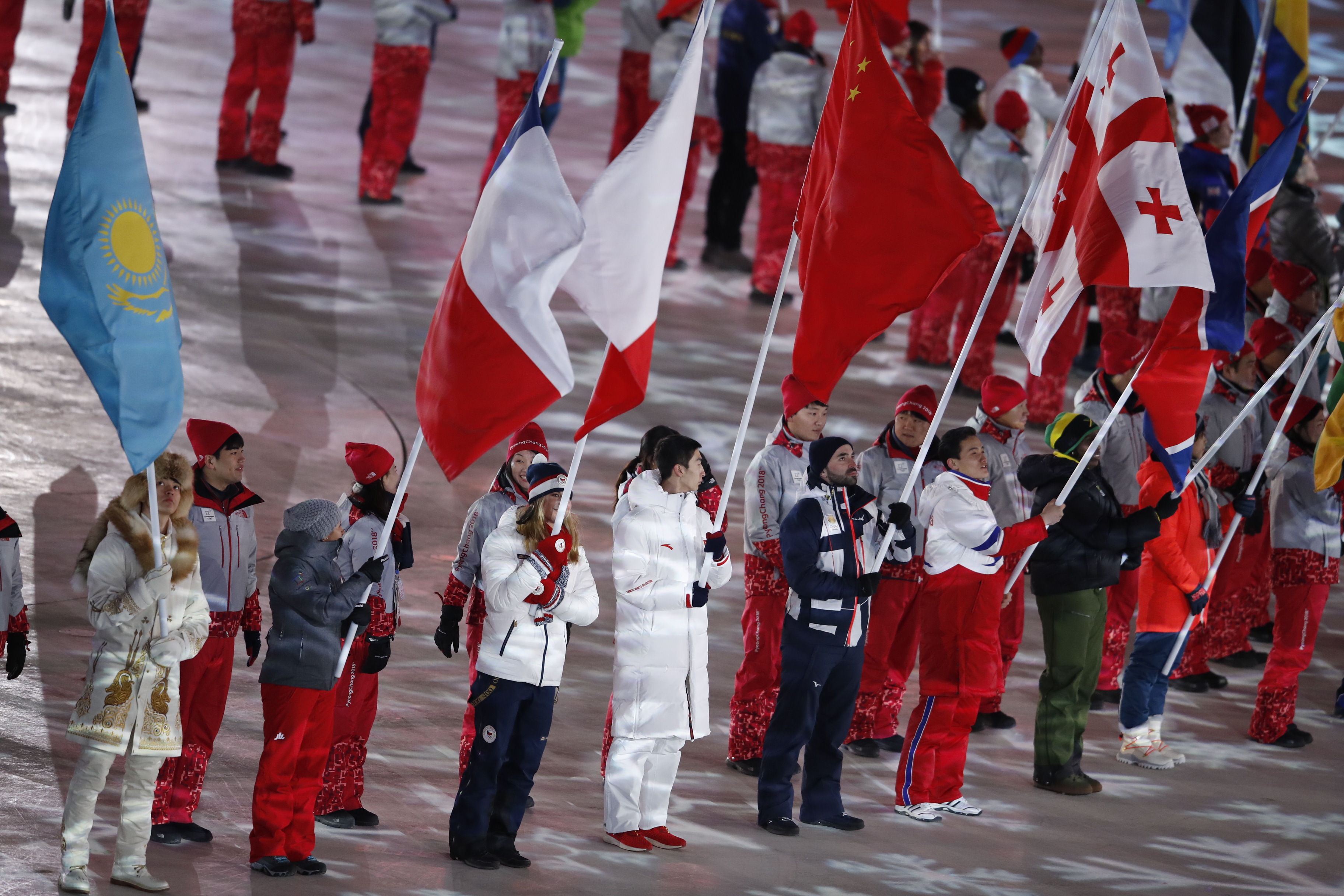 光荣时刻！武大靖举五星红旗出场