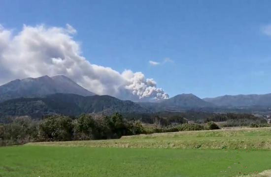 日本新燃岳火山喷发 邻近机场逾70趟班航班取消
