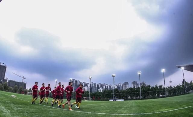 国足以老带新迎战中国杯 谭龙、彭欣力等值得期待