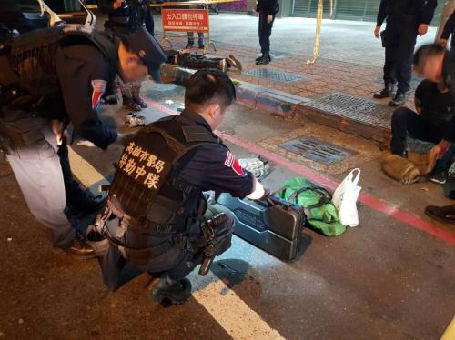 高雄街头凌晨枪战警方击毙1人 截获6枪307发子弹