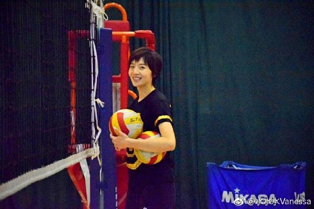中国女排又一女神重回球场 肤白貌美气质出众