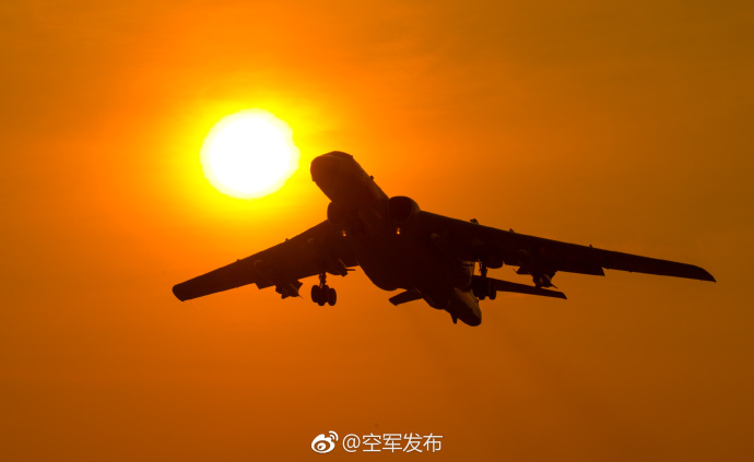 空军“神威大队”12架轰-6K远程奔袭西太平洋