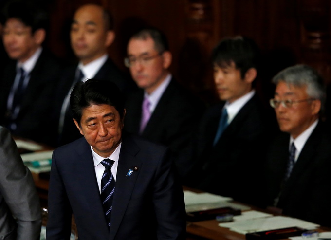 安倍内阁支持率再跌 民众称“无法相信首相”