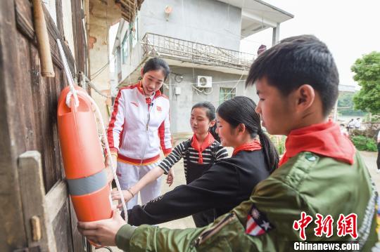 “一家一个救生圈”项目主要面向水患易发乡村，以户为单位免费发放专业救生圈，并要求每家的救生圈都悬挂在大门附近显眼处墙壁上，实现全村应急共享。 鲍赣生 摄