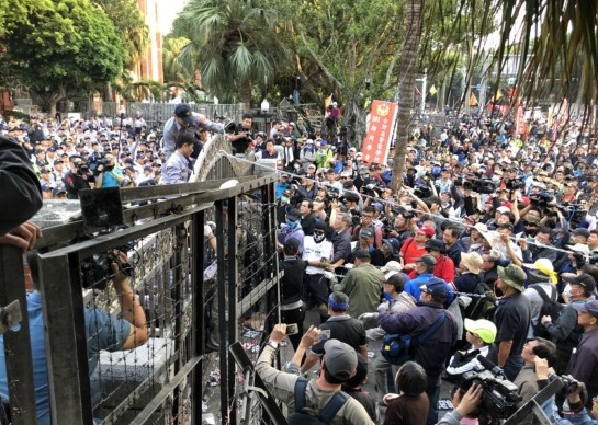 台“八百壮士”强攻立院爆警民冲突 63人被逮捕