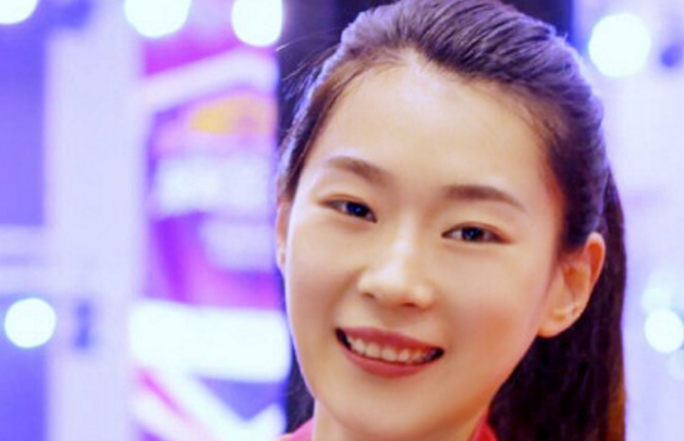 中国女排新亮点！23岁边缘主攻神逆袭 为救球撞上护栏
