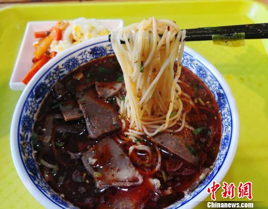 兰州牛肉拉面具有“一清、二白、三绿、四红、五黄”的特征,以色香味美,口感醇厚被评为“中国十大面条”。(资料图) 史静静 摄 兰州牛肉拉面具有“一清、二白、三绿、四红、五黄”的特征,以色香味美,口感醇厚被评为“中国十大面条”。(资料图) 史静静 摄
