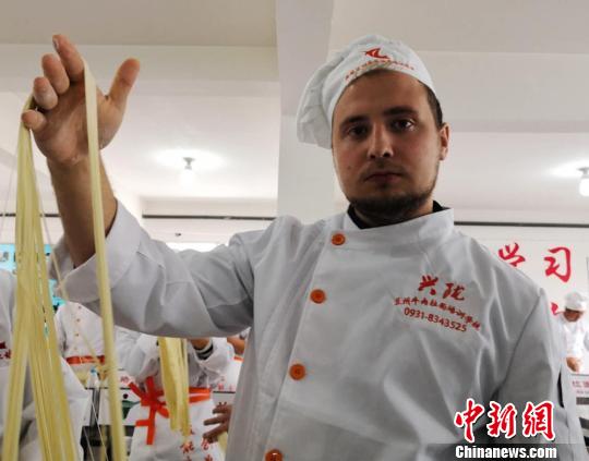 随着兰州牛肉面知名度的提高,“洋学生”来兰州拜师学习拉面技艺。(资料图) 史静静 摄 随着兰州牛肉面知名度的提高,“洋学生”来兰州拜师学习拉面技艺。(资料图) 史静静 摄