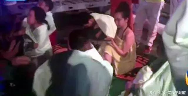 现实版泰坦尼克：翻船瞬间小伙把生的机会给了未婚妻