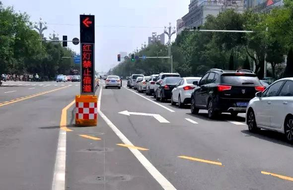 聊城：左转有路也非等“借道”？右转“借道”对行人按喇叭？ 向左向右“借道” 还有人做不好
