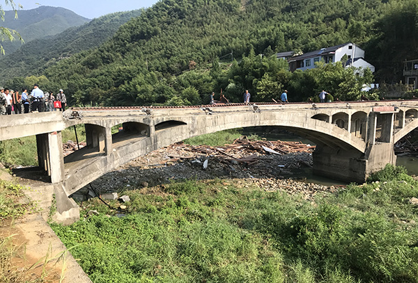 浙江桐庐新建廊桥坍塌致八死三伤 建筑质量问题存疑