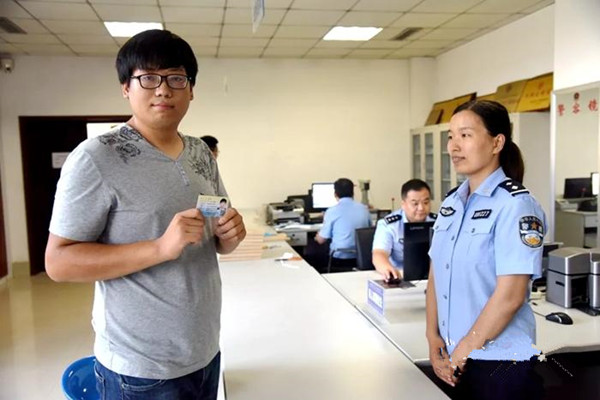 聊城市首张由县级公安机关制作的居住证新鲜“出炉”
