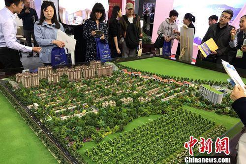 资料图:民众在某楼盘展台咨询。<a target='_blank' href='http://www.chinanews.com/' >中新网</a>记者 程春雨 摄 资料图:民众在某楼盘展台咨询。<a target='_blank' href='http://www.chinanews.com/' >中新网</a>记者 程春雨 摄
