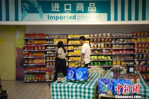 民众在超市进口商品货架前选购商品。 张云 摄 民众在超市进口商品货架前选购商品。 张云 摄