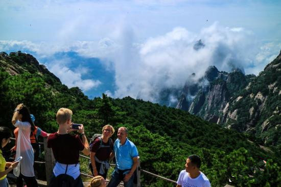 中秋至国庆全国呈现多个出游高峰 出境游价格上涨