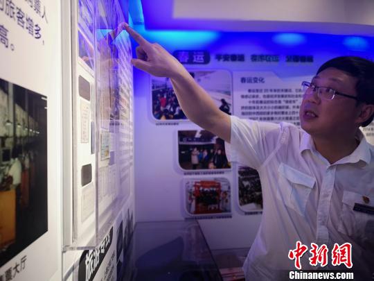 胡建介绍墙上陈列的几十年前的硬板车票。 张煜欢 摄 胡建介绍墙上陈列的几十年前的硬板车票。 张煜欢 摄