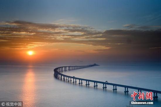 资料图:航拍镜头下的港珠澳大桥秋日美景。Vincent Chan 摄 图片来源:视觉中国 资料图:航拍镜头下的港珠澳大桥秋日美景。Vincent Chan 摄 图片来源:视觉中国