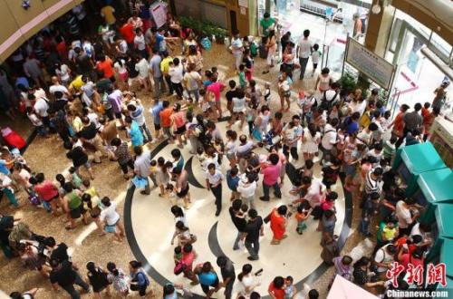 资料图:某医院民众在挂号大厅内排起了长队。<a target='_blank' href='http://www.chinanews.com/'>中新社</a>发 泱波 摄 资料图:某医院民众在挂号大厅内排起了长队。<a target='_blank' href='http://www.chinanews.com/'>中新社</a>发 泱波 摄