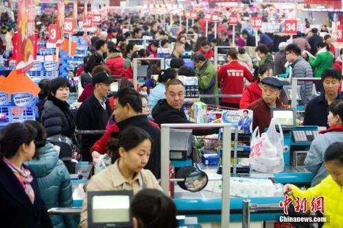 资料图:民众购买生活用品。张云 摄 资料图:民众购买生活用品。张云 摄