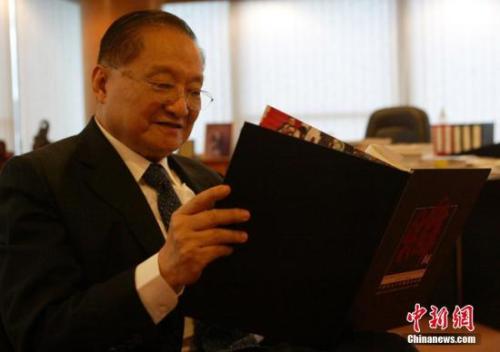 江湖再见！金庸的三重身份和两支笔